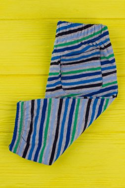 Bükülmüş soyulmuş şort.