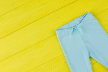 Bağlı Mavi pantolon Resim kırpılmış.