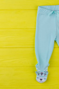 Şu mavi pantolon-bacak.