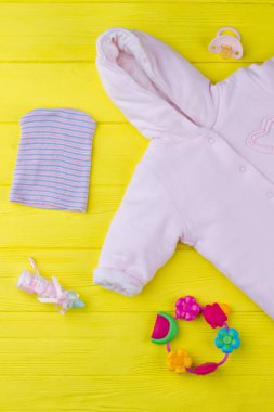 Pembe Bebek Tulum, ratte oyuncak, tatlılar, meme ucu ve şapka.