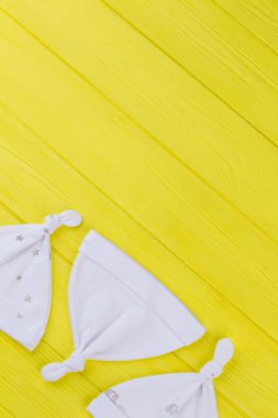 Kırpılmış görüntü Beyaz yalan bebek şapkaları.