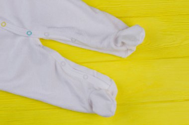 Yumuşak organik çocuklar ayaklı pijama kapatın.