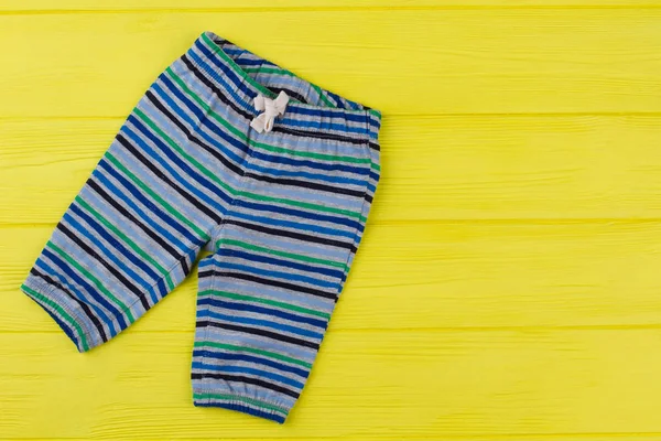 Çocuklar küçük şort çıkardı.