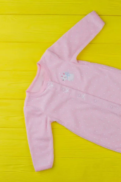 Babykläder, nyfödda sovplagg. — Stockfoto