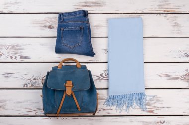 Kot pantolon, sırt çantası ve rahat eşarp