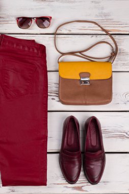 Ayakkabı, pantolon ve aksesuarları