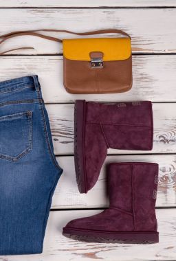 Boots, kot pantolon ve omuz çantası