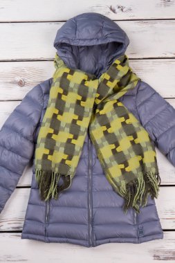 Gri ceket ve yeşil eşarp