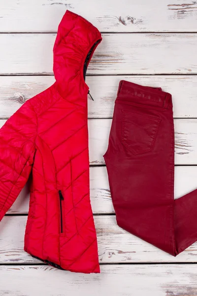 Röd isolerad jacka och byxor — Stockfoto