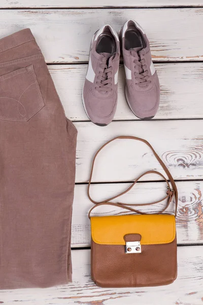 Pantaloni e scarpe da ginnastica in velluto — Foto Stock