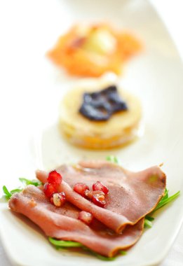 Deniz ürünleri carpaccio (somon, ton balığı ve tarak)  