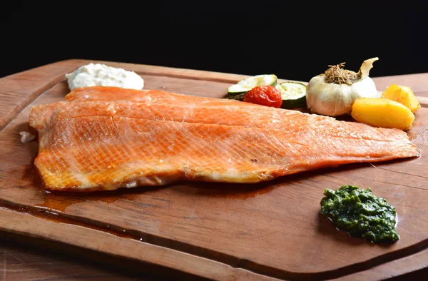 Filete de salmón salvaje ahumado con verduras —  Fotos de Stock