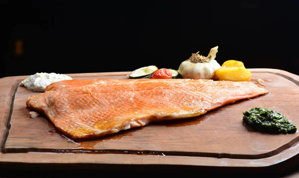 Filetto di salmone selvatico affumicato con verdure — Foto Stock