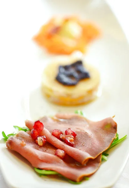 Carpaccio van vis (zalm, tonijn en mantel) — Stockfoto