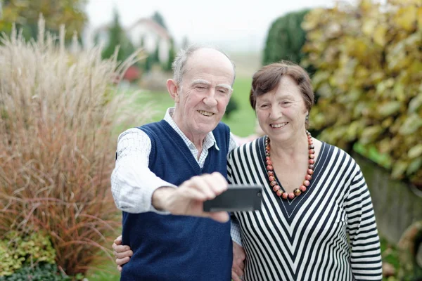 Glückliches Seniorenpaar, das aneinander festhält — Stockfoto