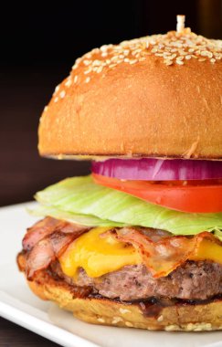  Peynirli hamburger bir pastırma ile