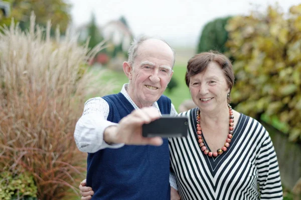 Liebe im Fokus. Glückliches Seniorenpaar — Stockfoto