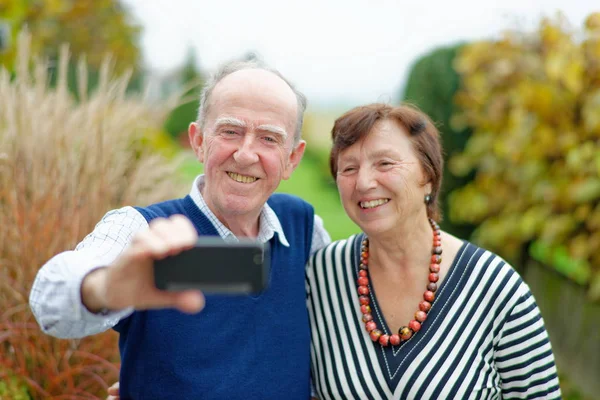 Älskar i fokus. Lyckliga senior paret limning — Stockfoto