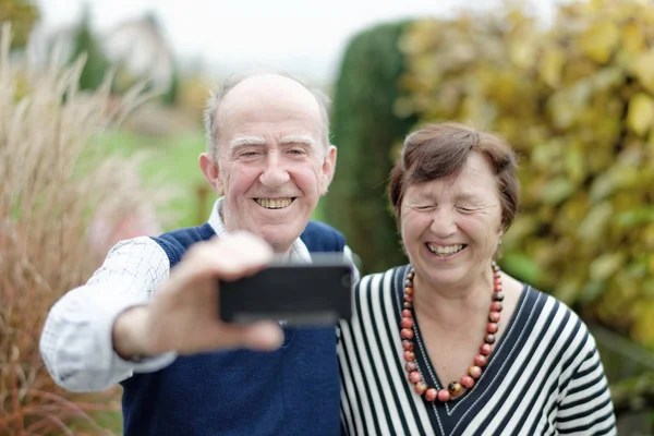 Älskar i fokus. Lyckliga senior paret limning — Stockfoto