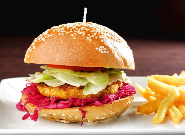 Hamburguesa vegetariana / de pescado fresca y frita —  Fotos de Stock