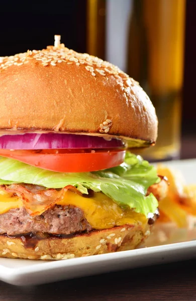 Cheese burger z boczkiem — Zdjęcie stockowe