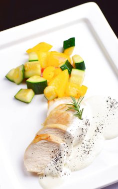 Taze sebzeli ızgara tavuk göğsü. 