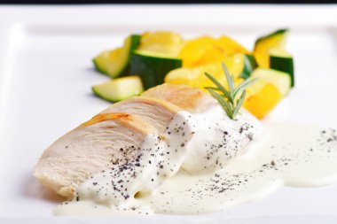  Taze sebzeli ızgara tavuk göğsü.