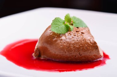  Taze çilek soslu çikolatalı Mus