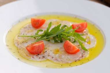  Zeytinyağı ile levrek carpaccio