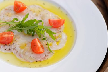  Levrek carpaccio ile petrol