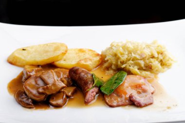  Sosis, biftek, patates ile Alman Gıda