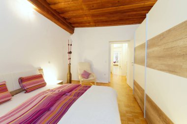 şık beyaz yatak odası  