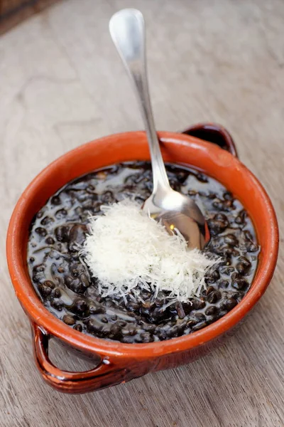 Zwarte risotto met gesneden inktvis — Stockfoto
