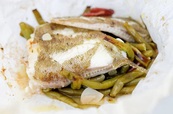 Филе рыбы с зеленой фасолью, горох — стоковое фото