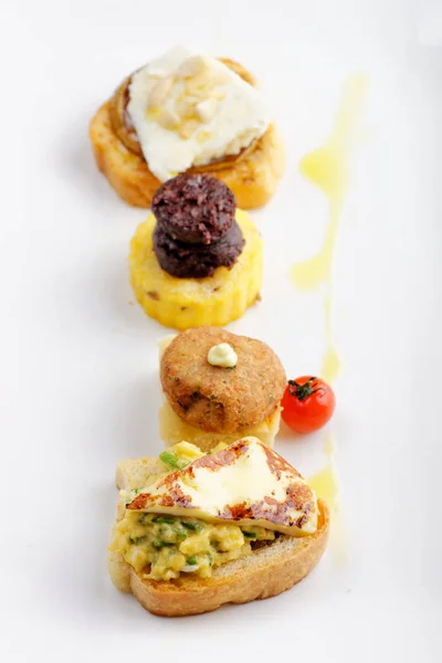 Tapas on Crusty Bread - Selezione di tapas spagnole — Foto Stock