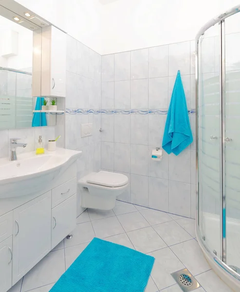 Moderne kleine badkamer — Stockfoto