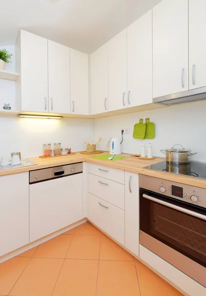 Moderní bílá kuchyň — Stock fotografie