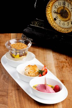  İyi yemek, strudel dondurma ve çilek ile 