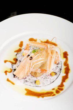 İyi karides yemek / Norveç ıstakoz patlıcan krem üzerinde 