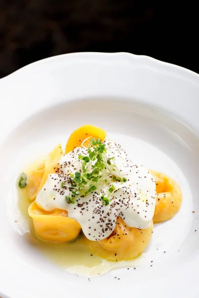 Włoskie pierożki tortellini z sosem śmietanowym — Zdjęcie stockowe
