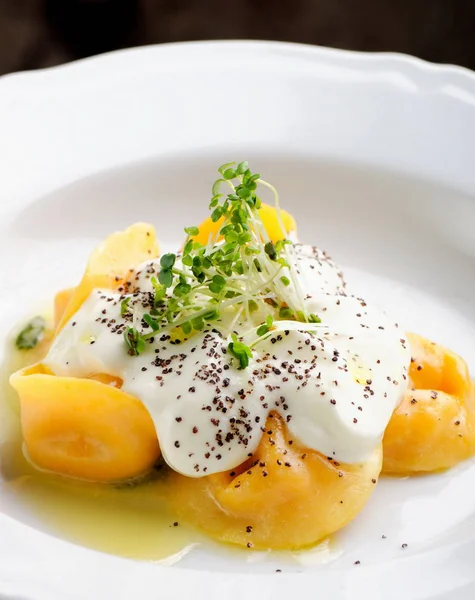 Italienska ravioli tortellini med gräddsås — Stockfoto