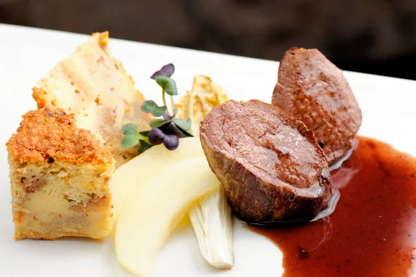 Steak de viande de gibier avec tarte à la quiche — Photo