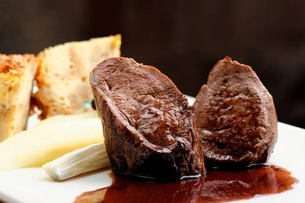 Bife de carne de veado com torta de Quiche — Fotografia de Stock