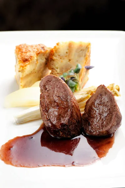 Srnčí maso steak s koláč Quiche — Stock fotografie