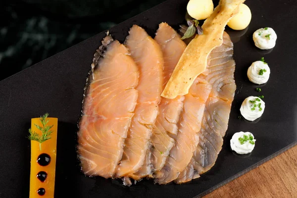 Cena fina, salmón ahumado con gelatina de mango — Foto de Stock