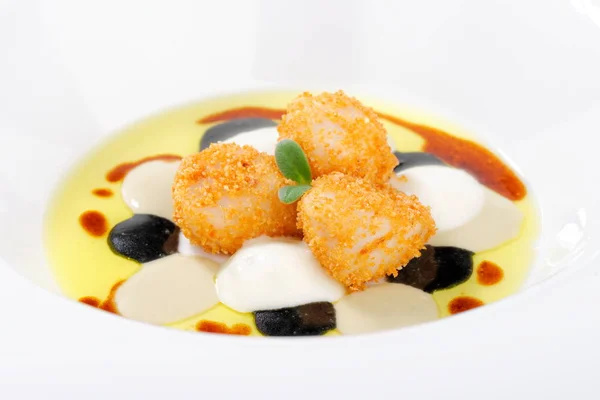 Прекрасная еда, жареные гребешки с оливковым маслом — стоковое фото