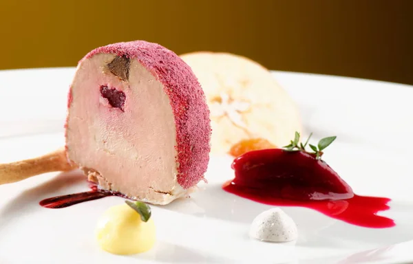 Uitstekende restaurants, Goose Foie gras met zwarte knoflook — Stockfoto