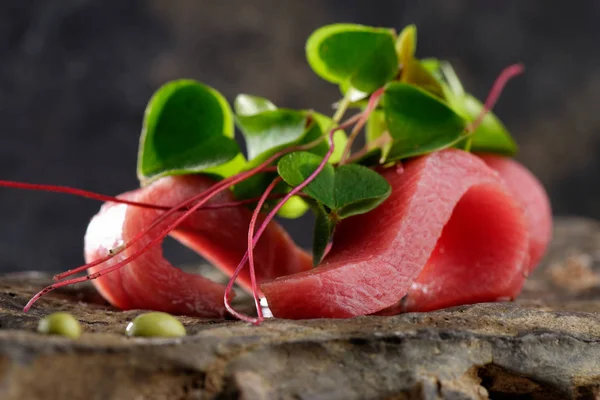  Ton balıklı sashimi ve Wasabi sosu