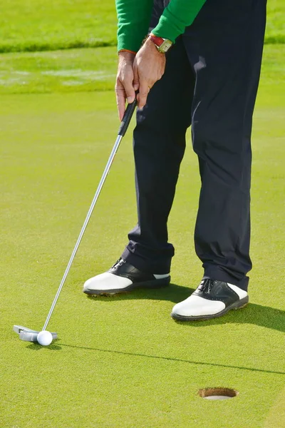 Pelota de golf en el campo — Foto de Stock