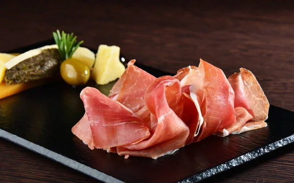 塞拉诺 jamon/火腿一大盘 — 图库照片